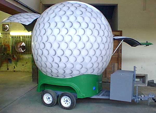 aanhangwagen in de vorm van een golfbal, bedoeld om artikelen vanuit te verkopen.